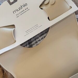 Silicone Baby Bib with Catch Pocket - mushie Beige shifting sand new w tags